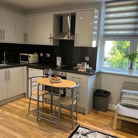 Mj Serviced Apartment Up To 6 Guest - Luxurious Living In West London Next To Tube Station & Central London Hanwell Exteriér fotografie