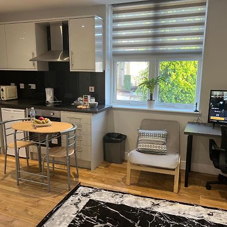 Mj Serviced Apartment Up To 6 Guest - Luxurious Living In West London Next To Tube Station & Central London Hanwell Exteriér fotografie