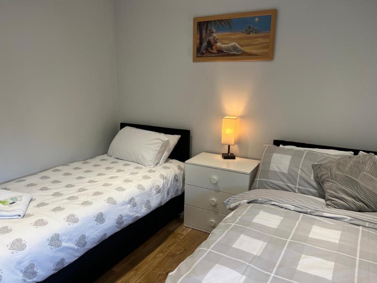 Mj Serviced Apartment Up To 6 Guest - Luxurious Living In West London Next To Tube Station & Central London Hanwell Exteriér fotografie